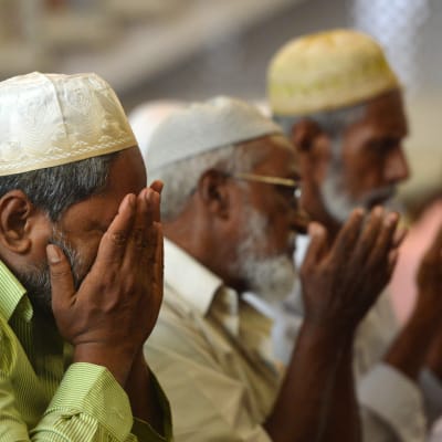 Lankesiska muslimer ber i en moské under fredagsbönen i Colombo 26.4.2019