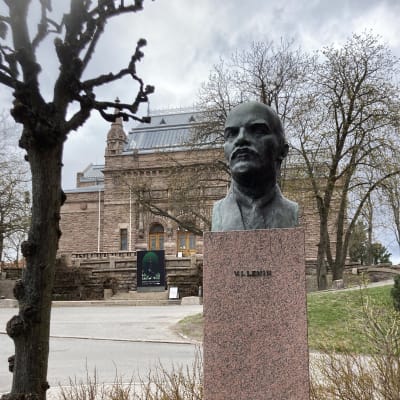 V.I. Leninin rintakuva Turun taidemuseon edustalla, Puolalanmäessä.