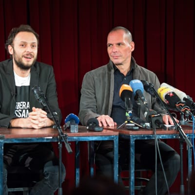 Yanis Varoufakis och den kroatiska filosofen Srecko Horvat under en pressträff i Berlin den 9 februari 2016.