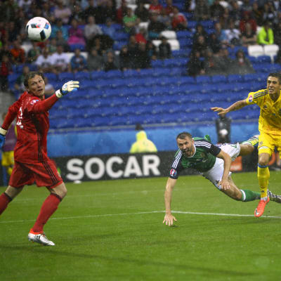 Gareth McAuley nickar in segermålet mot Ukraina.