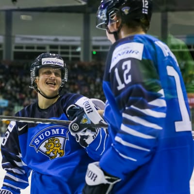 Valtteri Puustinen och Samuli Vainionpää i Finlands fjärde kedja jublar efter Juniorlejonens 3-0-mål.