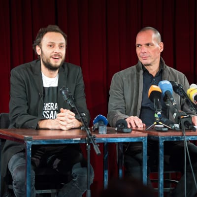 Yanis Varoufakis och den kroatiska filosofen Srecko Horvat under en pressträff i Berlin den 9 februari 2016.