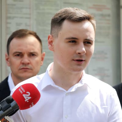 Stepan Putilo puhuu medialle.