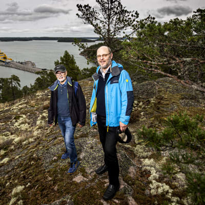 aaro söderlund och Inguar Karlsson-Parra går en naturstig i skogen