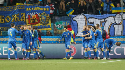 Ukraina-spelare firar segermålet i Finland-matchen.