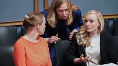 Hanna Kosonen, Maria Ohisalo ja Katri Kulmuni eduskunnassa 5.3.2020