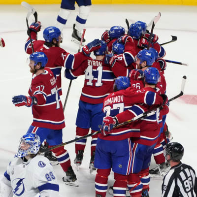 Montreals spelare firar i klunga.