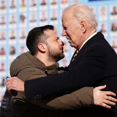 Volodomyr Zelenskyj och Joe Biden omfamnar varandra utomhus i Kiev.