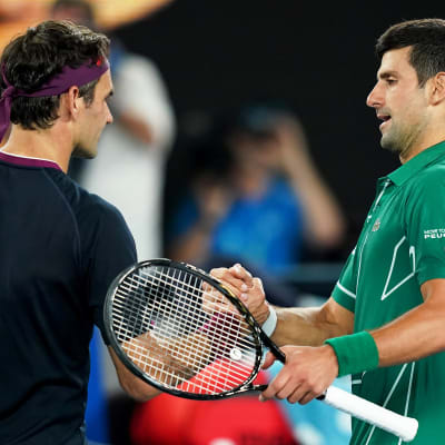 Roger Federer gratulerar Novak Djokovic efter matchen.