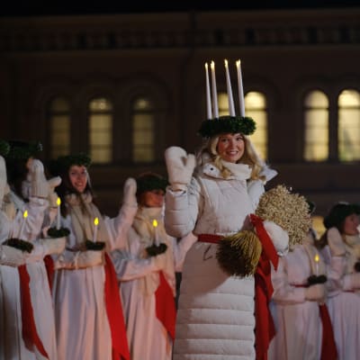 Finlands lucia 2021 Tilde Polviander utanför Domkyrkan i Helsingfors.
