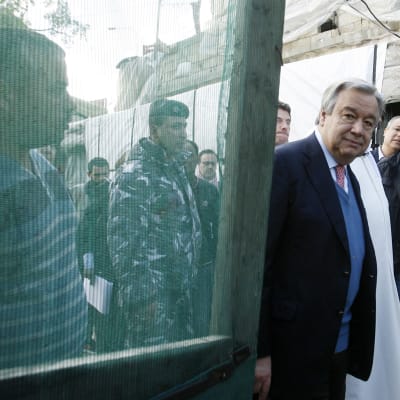 Antonio Guterres träffar syriska flyktingarb i ett flyktingläger i Libanon i april 2015.