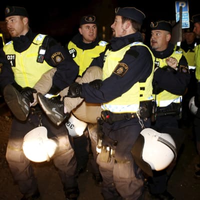Poliser i Malmö vid romskt läger.