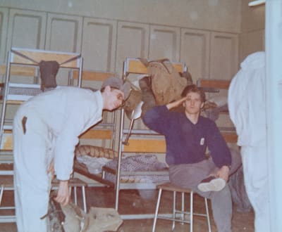 Hans Raab till höger på bilden gör skämtsamt honnör i slutet av militärtjänsten 1975 på Gyltö.