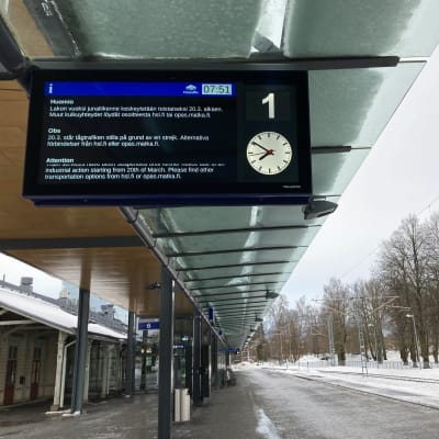 Rautatieaseman laiturin näyttötaulussa lukee, että junaliikenne on toistaiseksi keskeytetty lakon vuoksi.