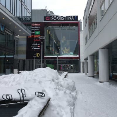 Kuvassa näkyy kauppakeskus Ison-Kristiinan ja Lappeenrannan kaupunginteatterin sisäänkäynti Kansalaistorin puolelta kuvattuna. Maassa on lunta.