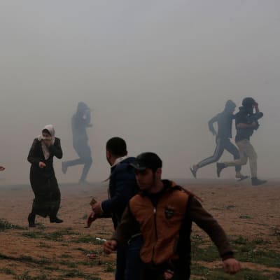 Palestinier springer undan tårgas i Gaza 30.3.2019