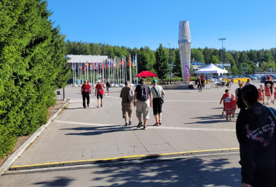U 23 tävlingen i Alberga, folk på väg mot tävlingsområdet.