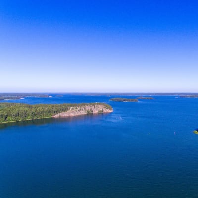 Helikopterbild av skärgården utanför Bromarv gästhamn