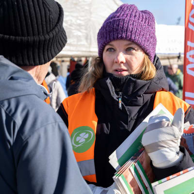 Katri Kulmuni kampanjoimassa Rovaniemen kevätmarkkinoilla.