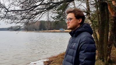 Vladimir Ionov tittar ut över sjön Visaginas, en av många sjöar runt småstaden Visaginas och det närbelägna stängda kärnkraftverket Ignalina.