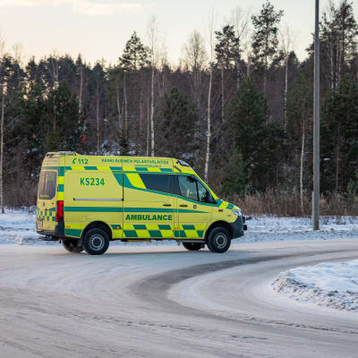 Ambulanssi tieliikenteessä Viitasaaren kadulla.