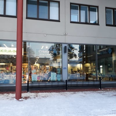Kuvassa näkyy Kiteentiellä sijiatsevan talon julkisivu ja näyteikkunat.