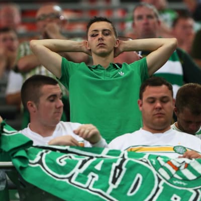 Besvikna Celtic-fans efter sortin från Champions League.
