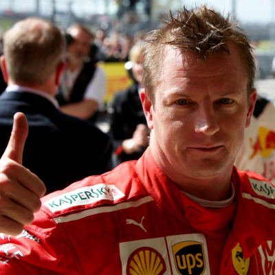 Kimi Räikkönen visar tummen upp