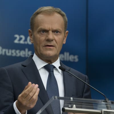 Europeiska rådets ordförande Donald Tusk ser allvarlig ut bakom en mikrofon.