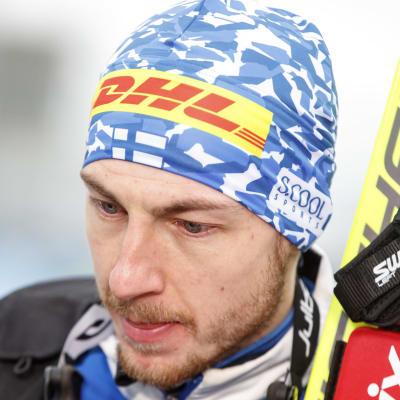 Ilkka Herola fokuserar.