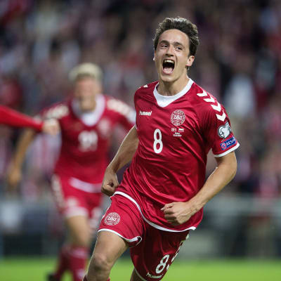 Thomas Delaney är euforisk efter ett mål.