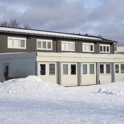 Tillfälliga skolbyggnader.
