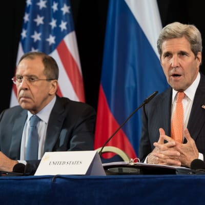 Rysslands utrikesminister Sergej Lavrov och USA:s utrikesminister John Kerry i München.