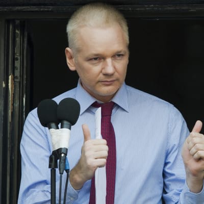 Julian Assange utanför Ecuadors ambassad 2012.