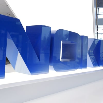Nokias klarblå logotyp i en tredimensionell installation inne på företagets huvudkontor i Esbo i Finland.