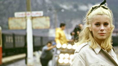 Catherine Deneuve elokuvan Cherbourgin sateenvarjot (1964) kuvauksissa. Kuva tv-dokumentista Olipa kerran... Cherbourgin sateenvarjot.