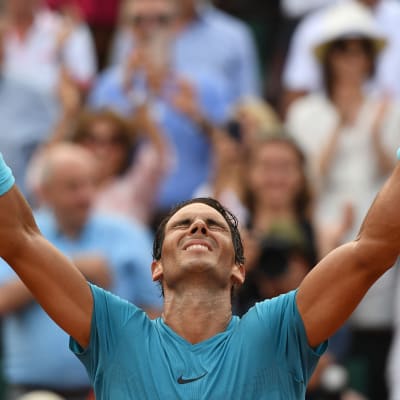 Rafael Nadal sträcker händerna i luften