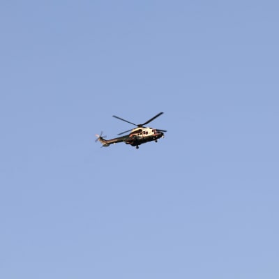 Rajavartioston helikopteri ilmassa.