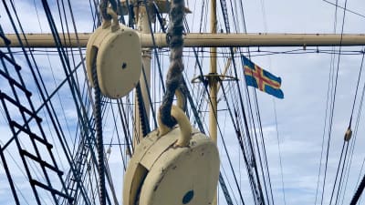 Ålands flagga ombord på Pommern i Mariehamn.