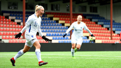 Jenni Kantanen firar sitt mål i matchen mot Tjeckien i kvalet i U19-EM.