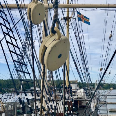Ålands flagga ombord på Pommern i Mariehamn.