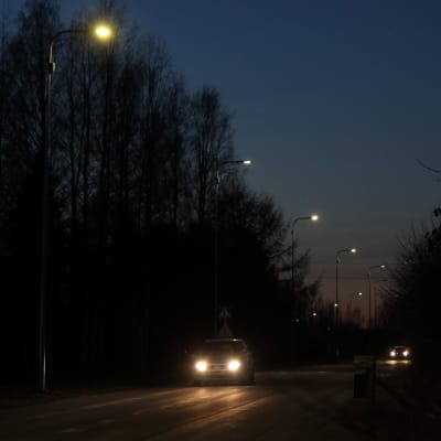 Älyvalot valaisevat tietä autoilijoille Savonlinnassa.