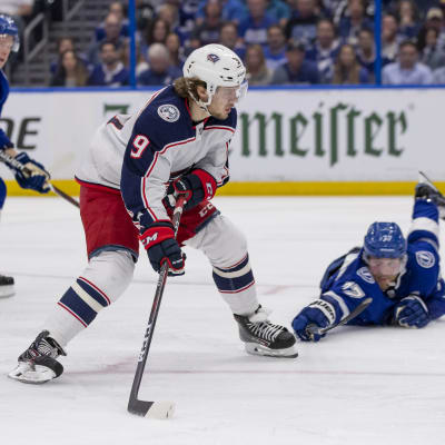 Victor Hedman försöker stoppa Tyler Johnson.