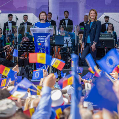 Moldaviens president Maia Sandu talar till folket tillsammans med EU-parlamentets ordförande Roberta Metsola.