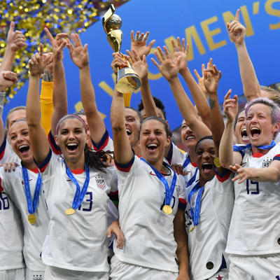 Yhdysvaltojen naisten joukkue juhlii jalkapallon maailmanmestaruutta 2019.