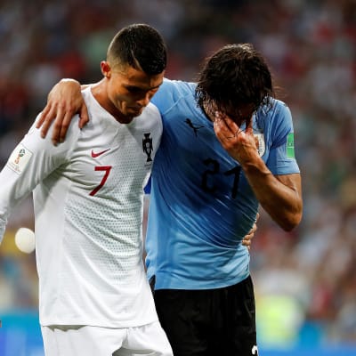 Uruguaylle kirvelevä menetys: kahden maalin Cavani joutui jättämään kentän