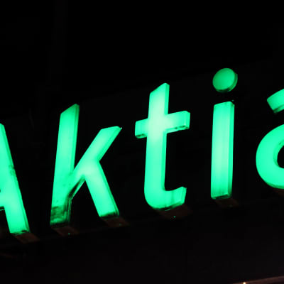 Aktias gröna bokstäver på svart bakgrund.