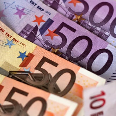 Eurosedlar i en hög.