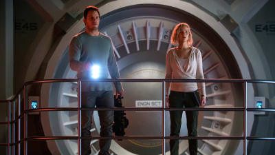 Jim och Aurora inspekterar rymdskeppet Avalon.