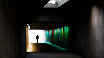 Silhuett av man i tunnel